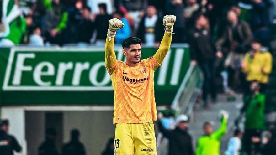 Matías Dituro celebra un gol del Elche durante un partido en el Martínez Valero.