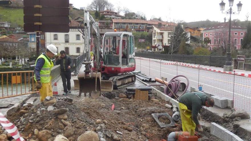 Las obras en la acera del puente &quot;nuevu&quot; de Cangas de Onís.