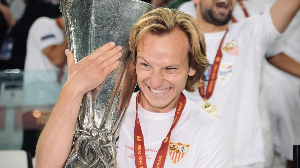 Ivan Rakitic abraza la tercera UEFA Europa League conquistada por el Sevilla FC en Turín ante el SL Benfica