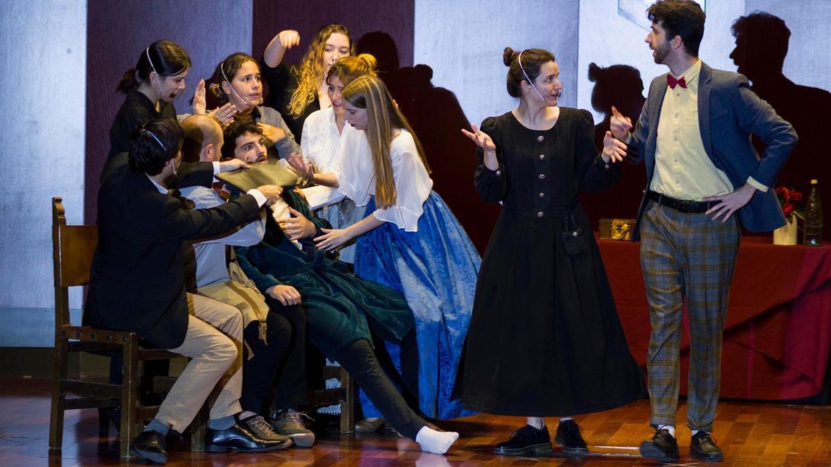 Una escena de la representación de 'Cuatro corazones con freno y marcha atrás'.