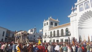 Las hermandades van llegando a la aldea de El Rocío.