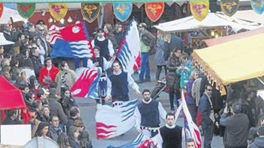 El buen tiempo llena a rebosar las plazas del mercado medieval
