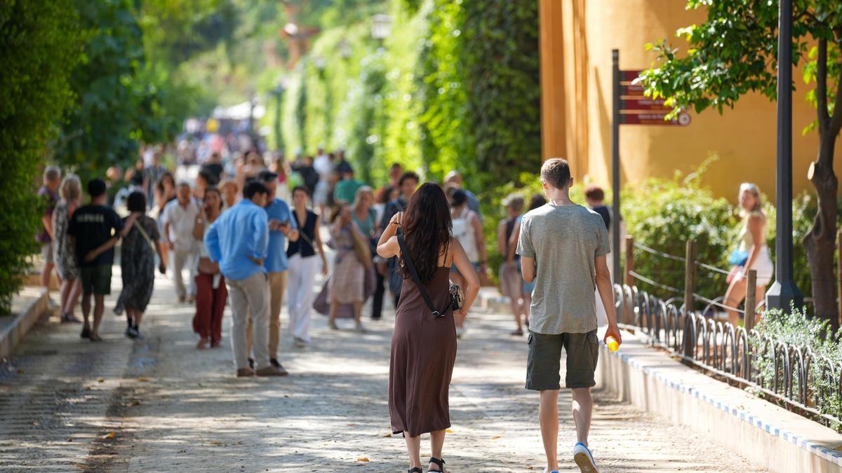 Turistas pasean por el centro de Sevilla