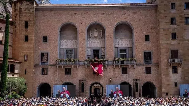 A pie de calle | La Escolanía interpreta la Salve en Montserrat
