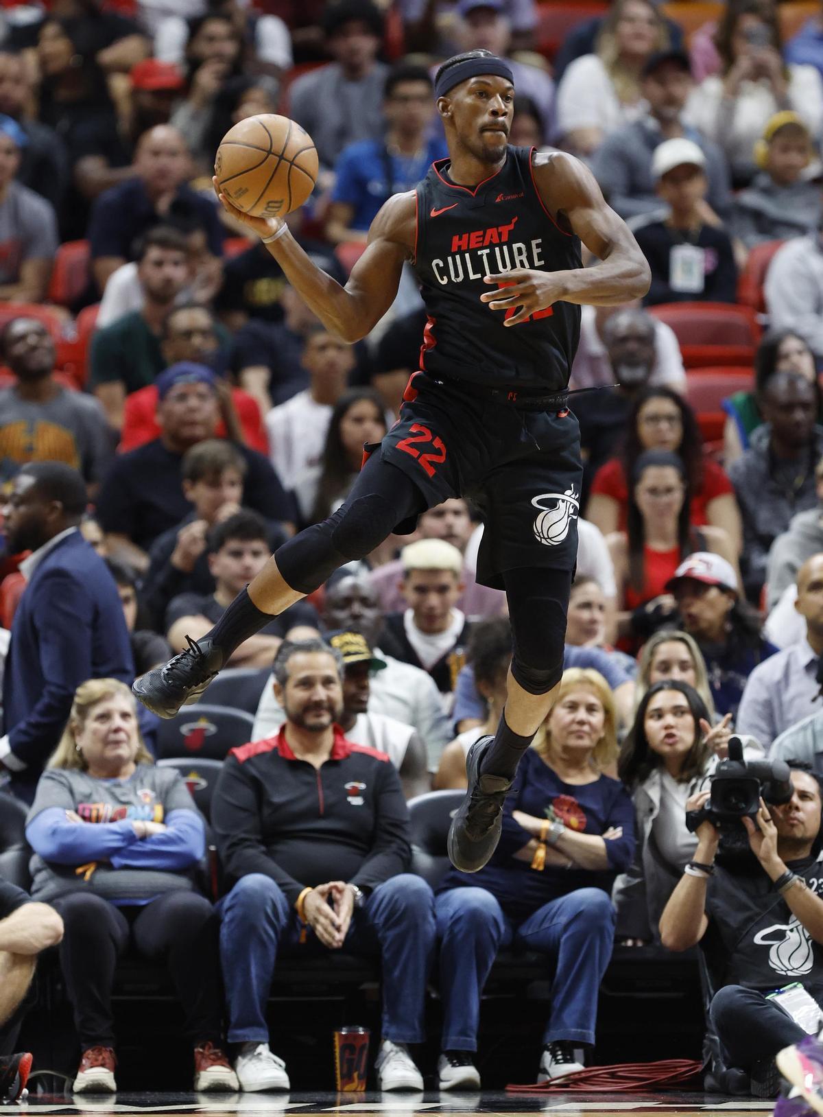 Los Heat temen que Jimmy Butler tenga una lesión de rodilla.