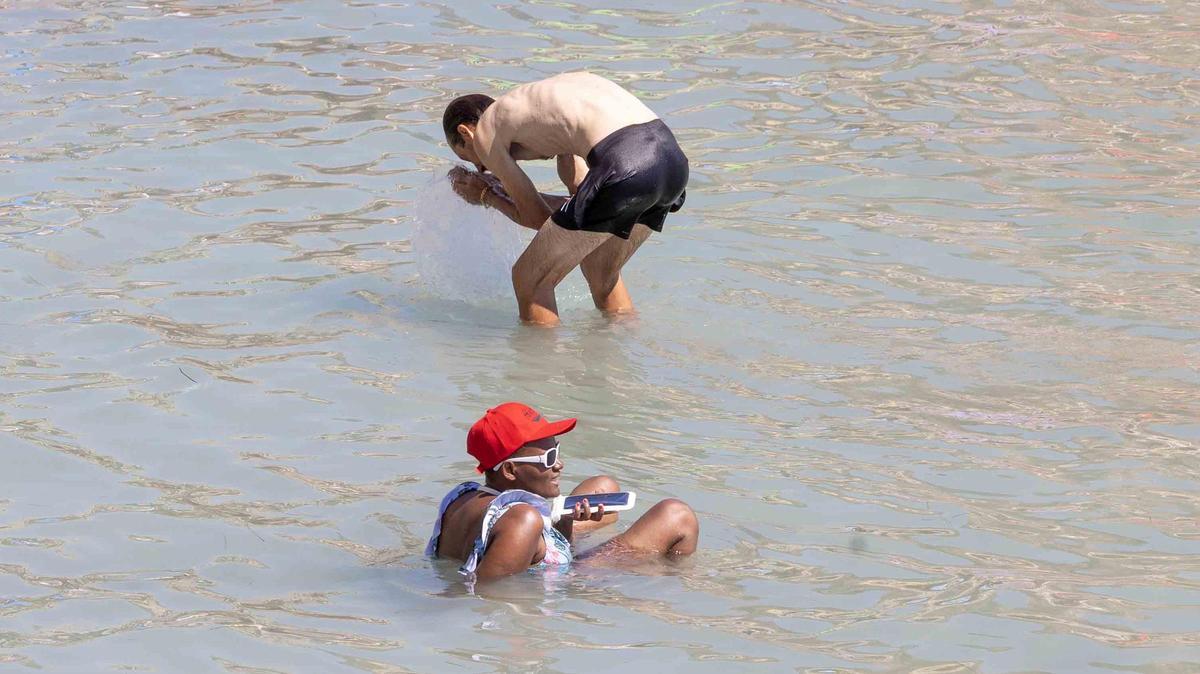 Así se refugia Alicante del calor tras superar los 40 grados en plena ola extrema Así se refugia Alicante del calor tras superar los 40 grados en plena ola extrema
