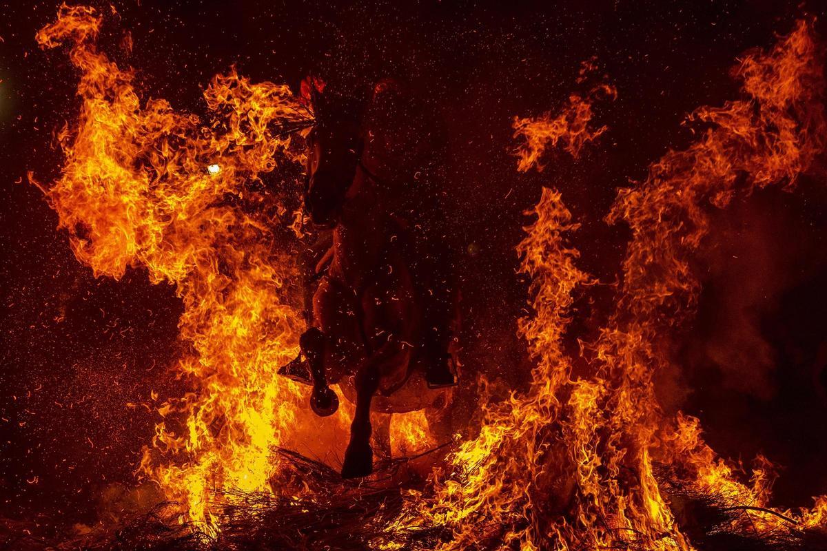 Luminarias incendia el pequeño pueblo de San Bartolomé de Pinares