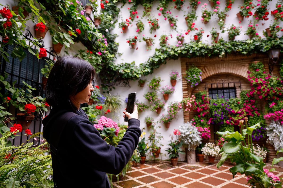 Los Patios de Córdoba desafían a la lluvia en el ecuador de la fiesta