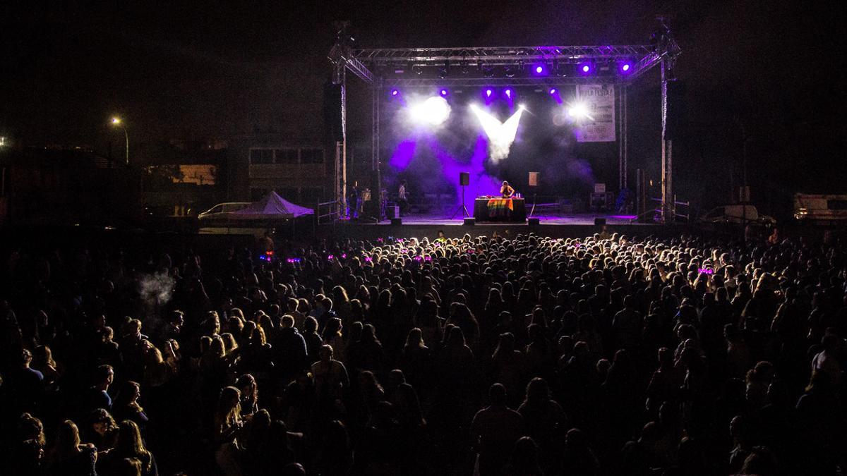 Actuación del grupo The Tripletz en la Fiesta Mayor de Sant Mateu de 2017