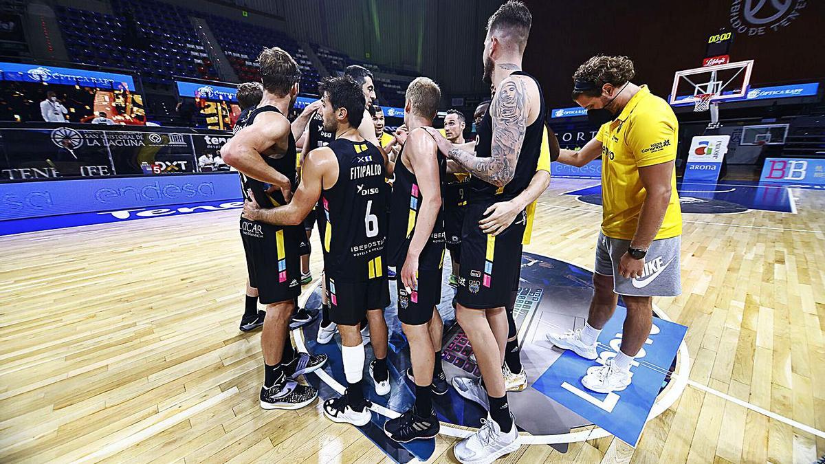 Los jugadores del Lenovo Tenerife se felicitan en un corro tras ganar al Burgos en el playoff. | | E. COBOS (ACBPHOTO)