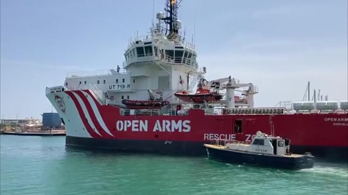 El nuevo barco de rescate de Open Arms atraca en el puerto de Barcelona. En las imágenes, el buque a su salida de Borriana.