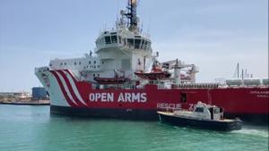 El nuevo barco de rescate de Open Arms atraca en el puerto de Barcelona. En las imágenes, el buque a su salida de Borriana.