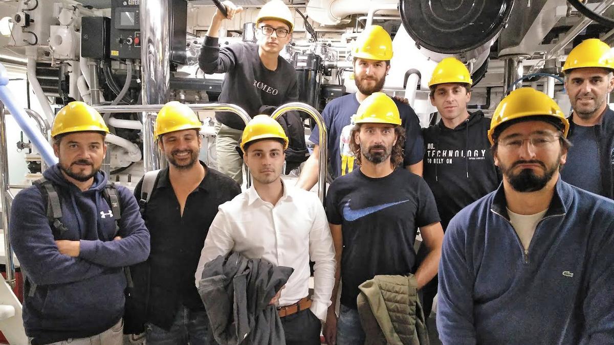 Alumnos de la segunda promoción en una visita a una sala de máquinas en reparación en Astilleros de Mallorca en 2019.