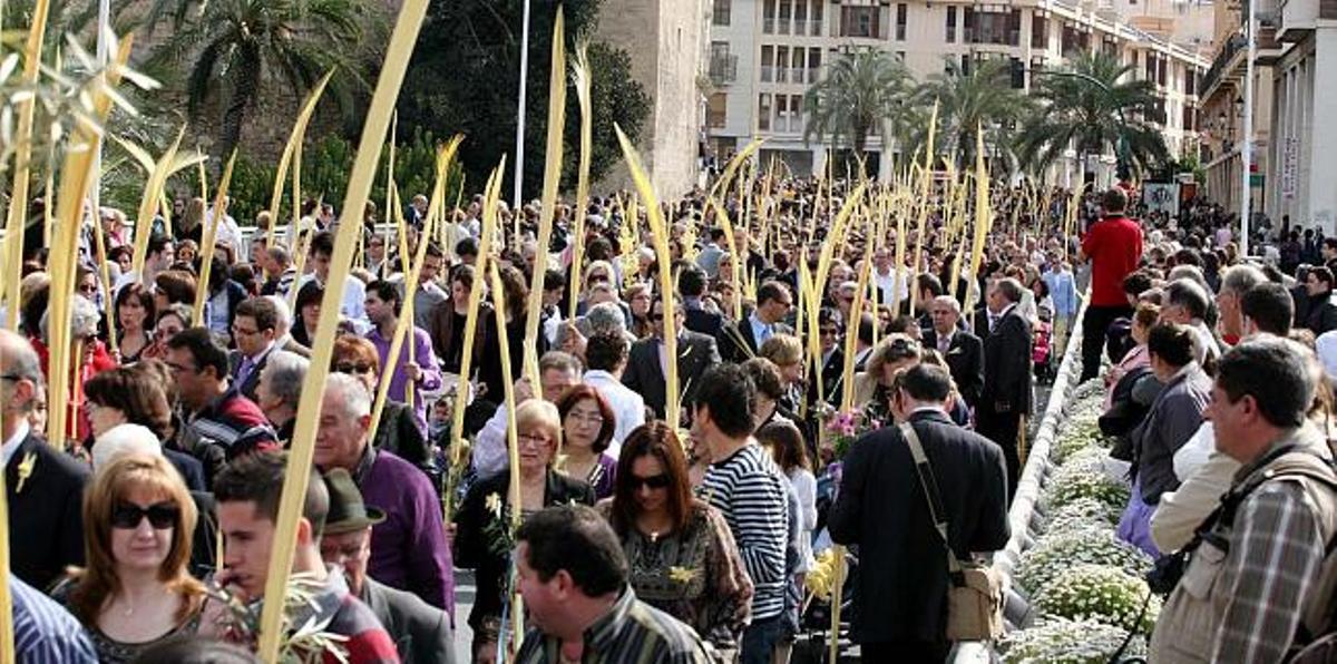 Miles de ilicitanos y visitantes de otras localidades participaron en la procesión del Domingo de Ramos y otros muchos abarrotaron las calles del recorrido.