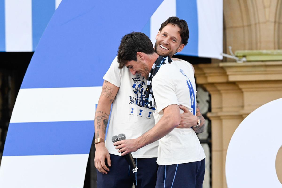 Varios aficionados de la Real Sociedad durante la celebración del equipo por la victoria en la Copa del Rey Varios aficionados de la Real Sociedad durante la celebración del equipo por la victoria en la Copa del Rey