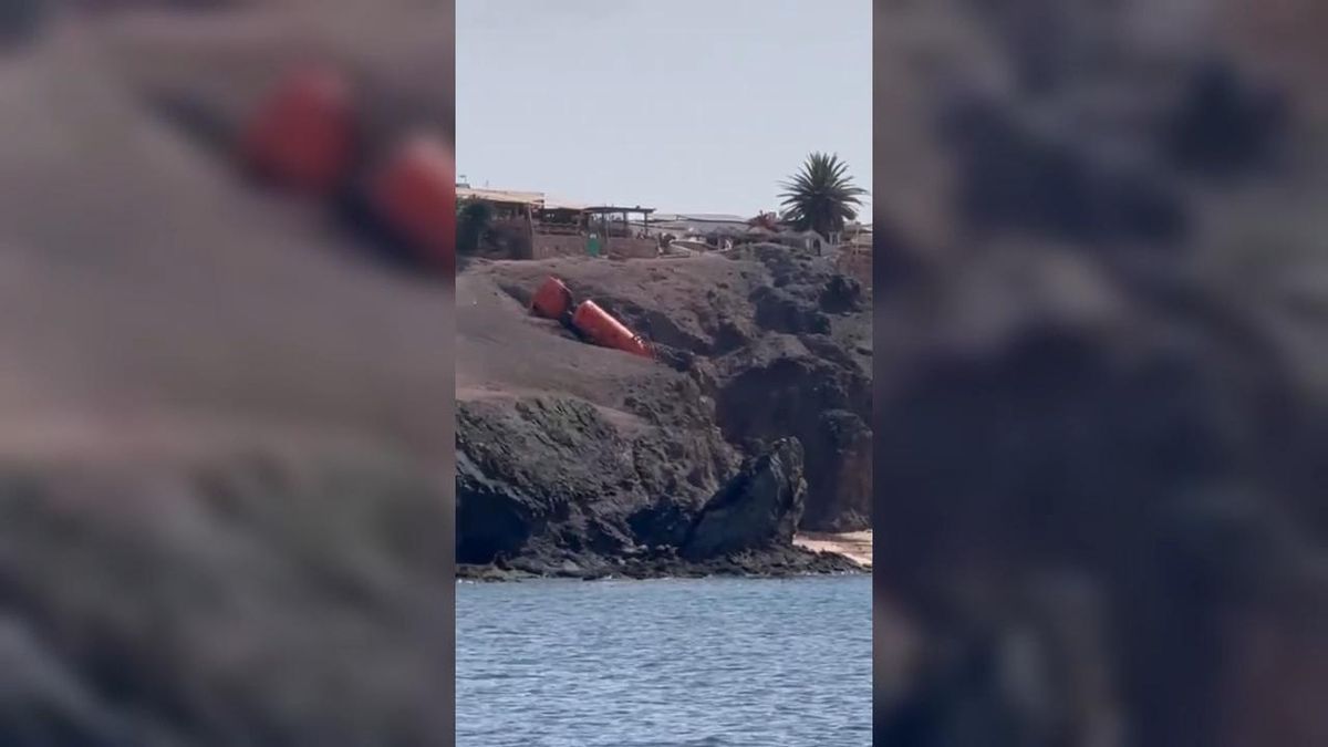 La caída de un camión de desatascos por un risco de la playa de Papagayo, vista desde el mar