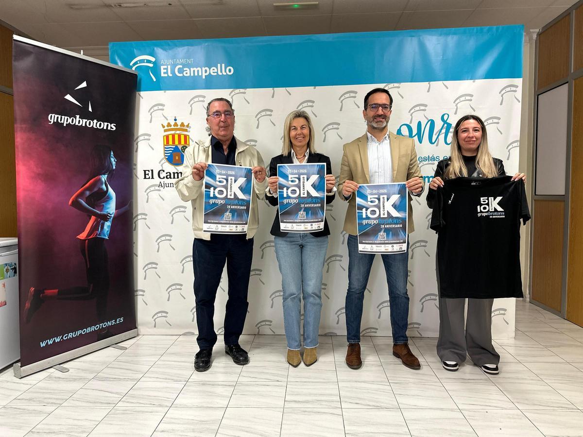 La primera teniente de alcalde, Lourdes Llopis, y el concejal de Deportes, Marcos Martínez, ambos en el centro, bordeados por José y Zaida Brotons, por parte de la organización.