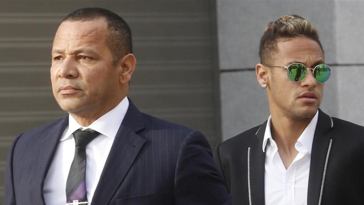 Neymar y su hijo, en una comparecencia en la Audiencia Nacional.