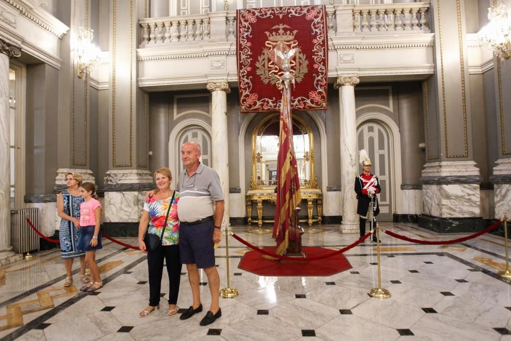 Visita a la Real Senyera en el Ayuntamiento