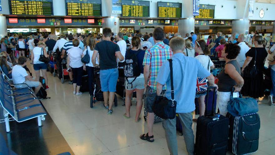 Cola para facturar en el aeropuerto de Gran Canaria.