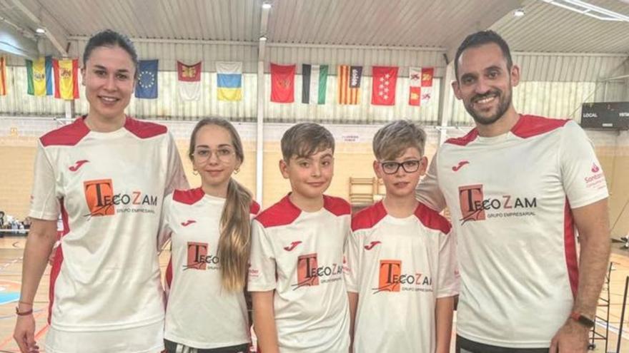 El Bádmiton Zamora completa otra salida cargada de medallas