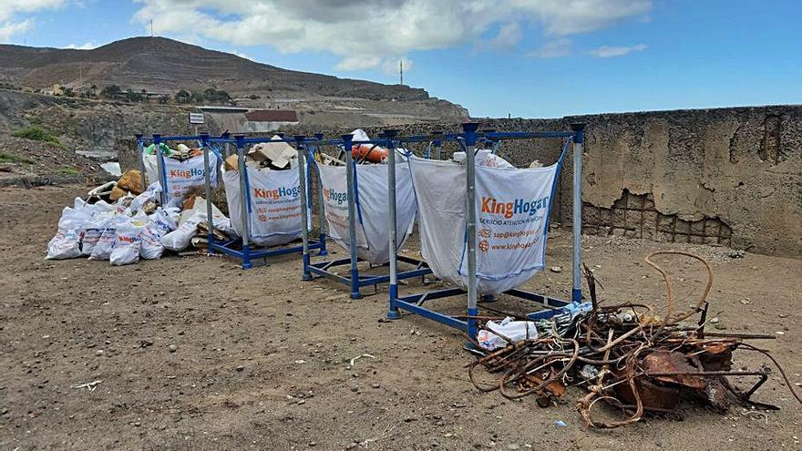 Imagen de las bolsas con la basura retirada en Piedra Santa. | | LP/DLP