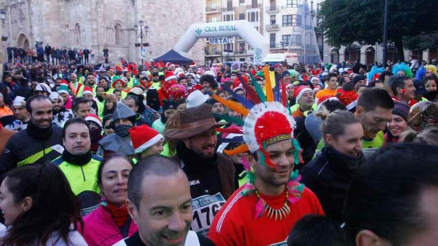 Multitudinaria salida en la Plaza Mayor el pasado año.