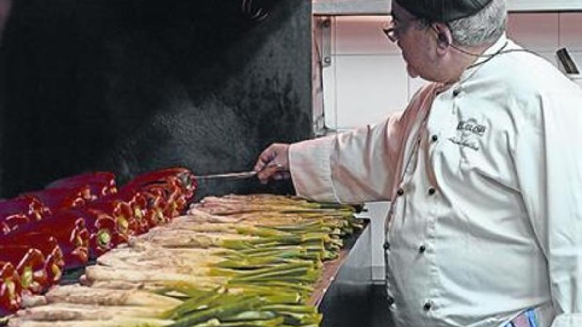 Antoni Aguilera, jefe de cocina de El Glop de Gràcia, prepara 'calçots'.