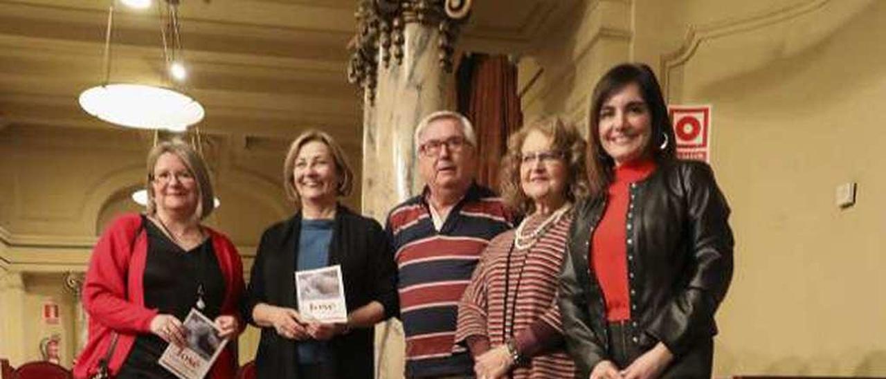 Cecilia Tascón, Mariví Monteserín, Francisco Trinidad, Inés García Vega y Yolanda Alonso, ayer, en el foyer del Palacio Valdés, con varios ejemplares de &quot;José&quot; en primer término.