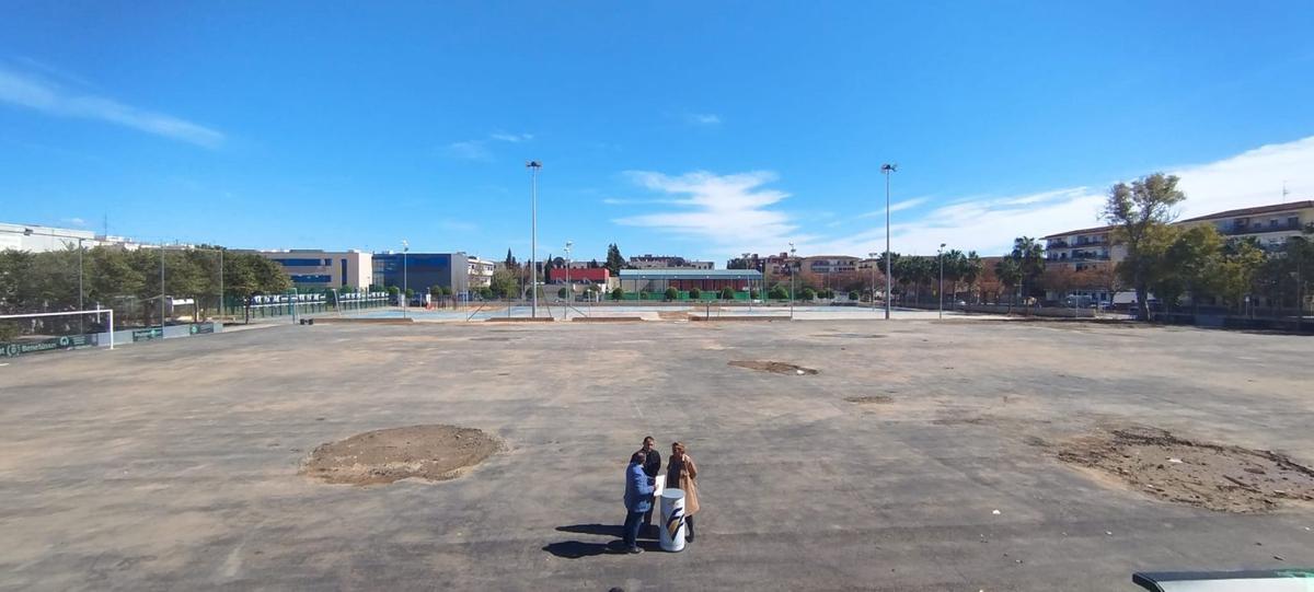 Salva Gomar, Pedro Aleizandre y Eva Sanz en el acuerdo para que la FFCV reconstruya el Camp Municipal de Benetússe