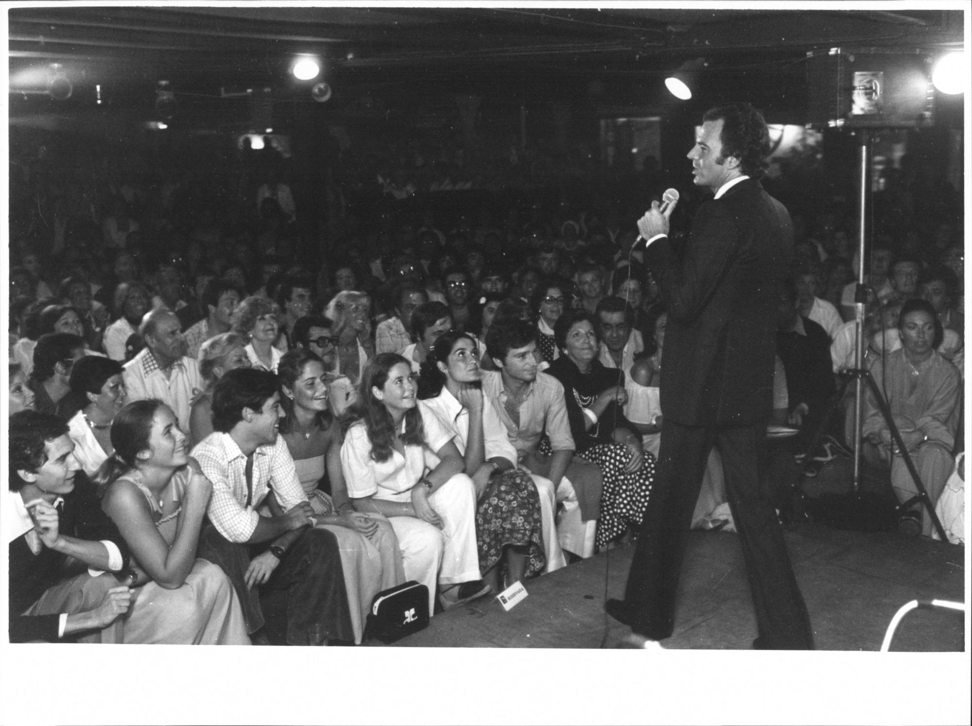 Actuació del cantant Julio Iglesias a la discoteca Palladium de Platja d'Aro, juliol de 1977