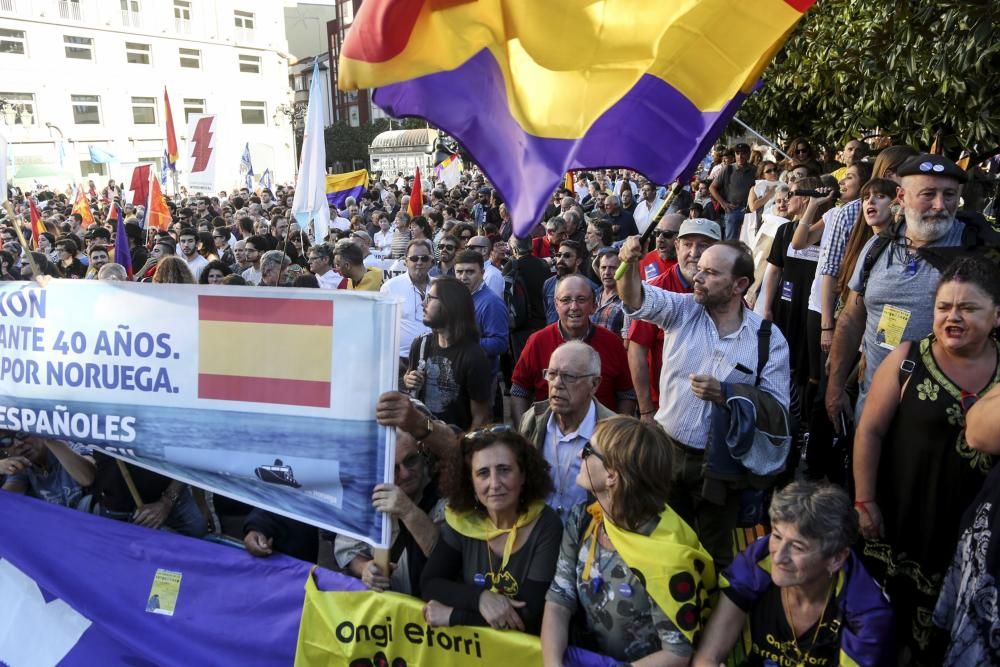 Vítores y abucheos frente al Teatro Campoamor