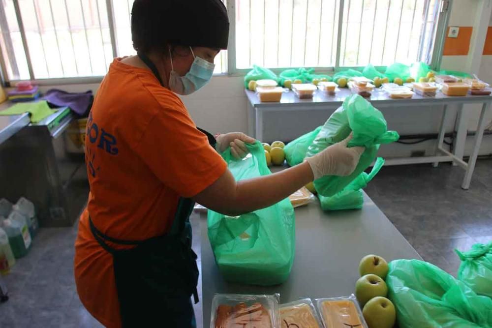 Reparto solidario de comida en los Asperones