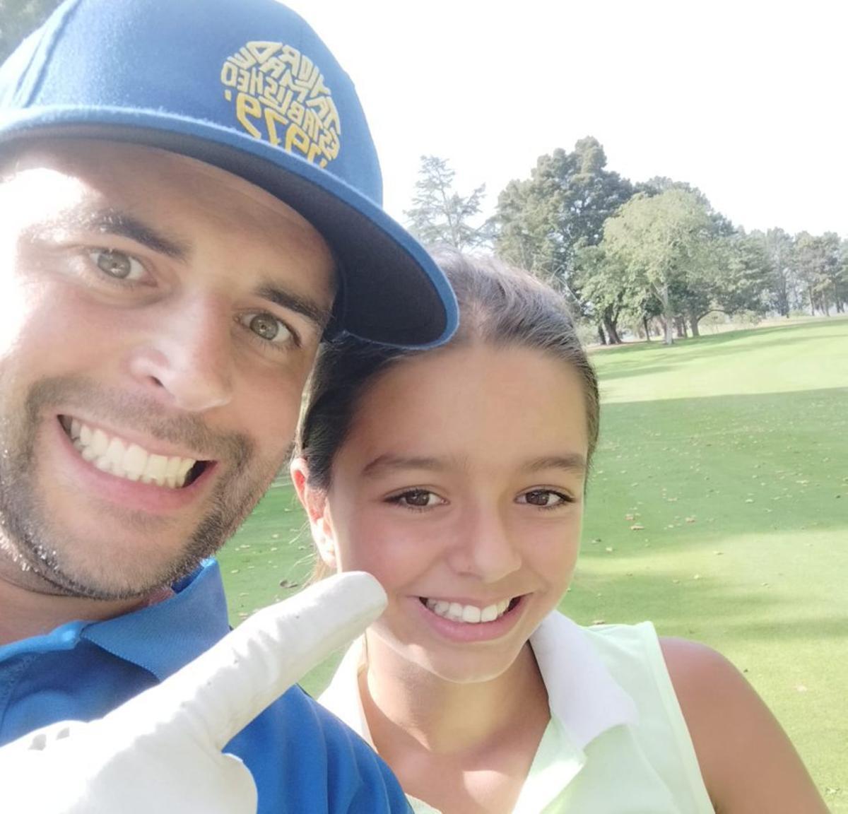 Pablo Álvarez, junto a su hija Blanca, jugando al golf.