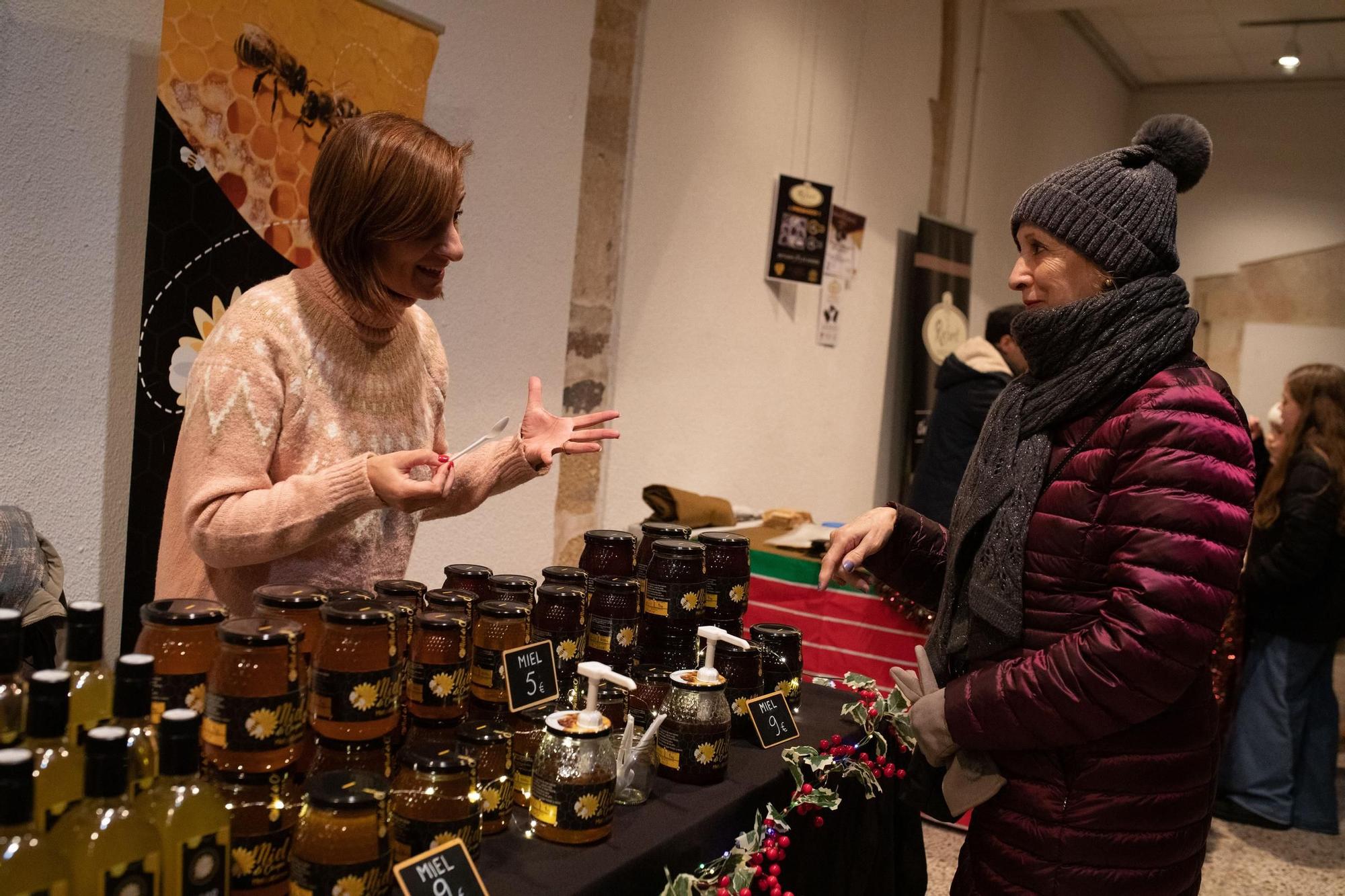 Mercado solidario de la Cofradía Virgen de la Concha en el Colegio Universitario de Zamora