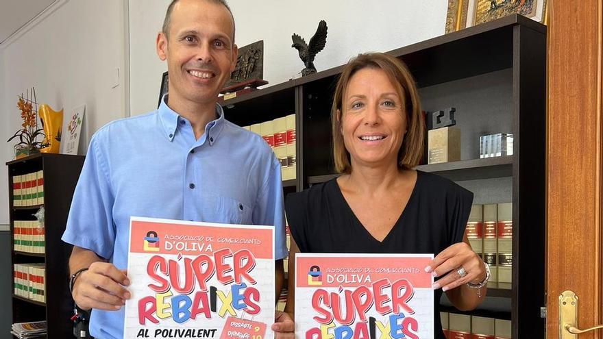 L'alcaldessa d'Oliva i el secretari d'ACCO amb els cartells promocionals de la Fira