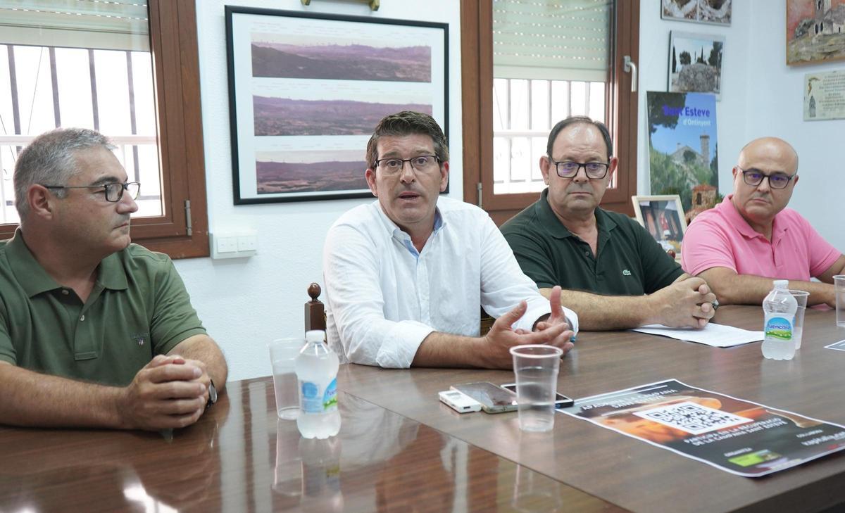 Jorge Rodríguez, al centro, junto a representantes dels Llumeners y Salvador Palau, de Kapitalia.