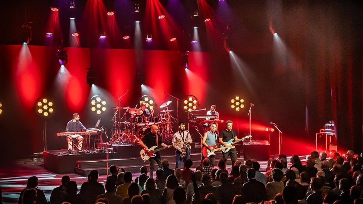 Los asistentes pueden disfrutar de un concierto mítico.