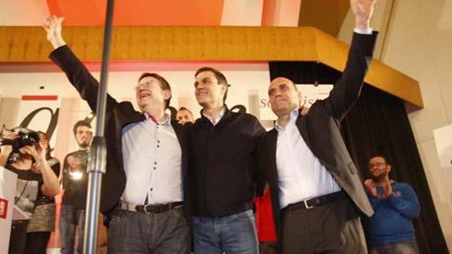 Pedro Sánchez junto a Ximo Puig y Gabriel Echávarri durante su mitin de esta tarde en Alicante