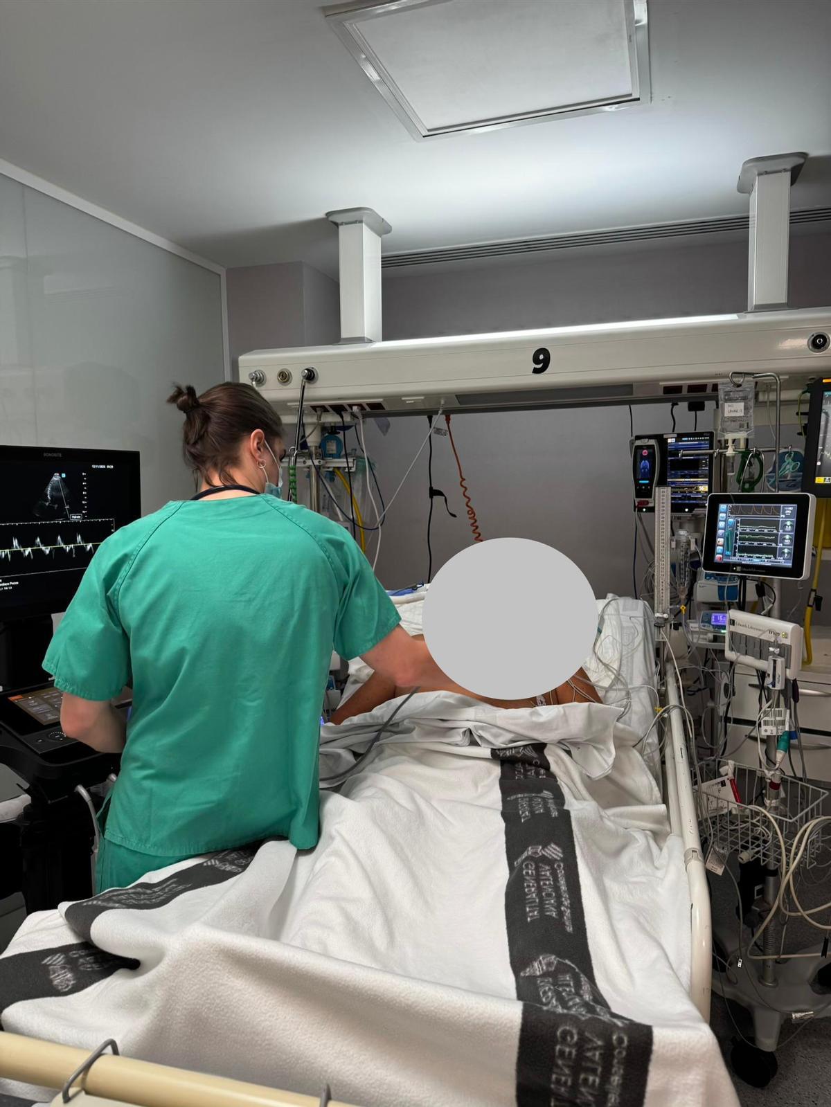 Una médico atiende a un paciente en la UCI Quirúrgica del Hospital General de Elche