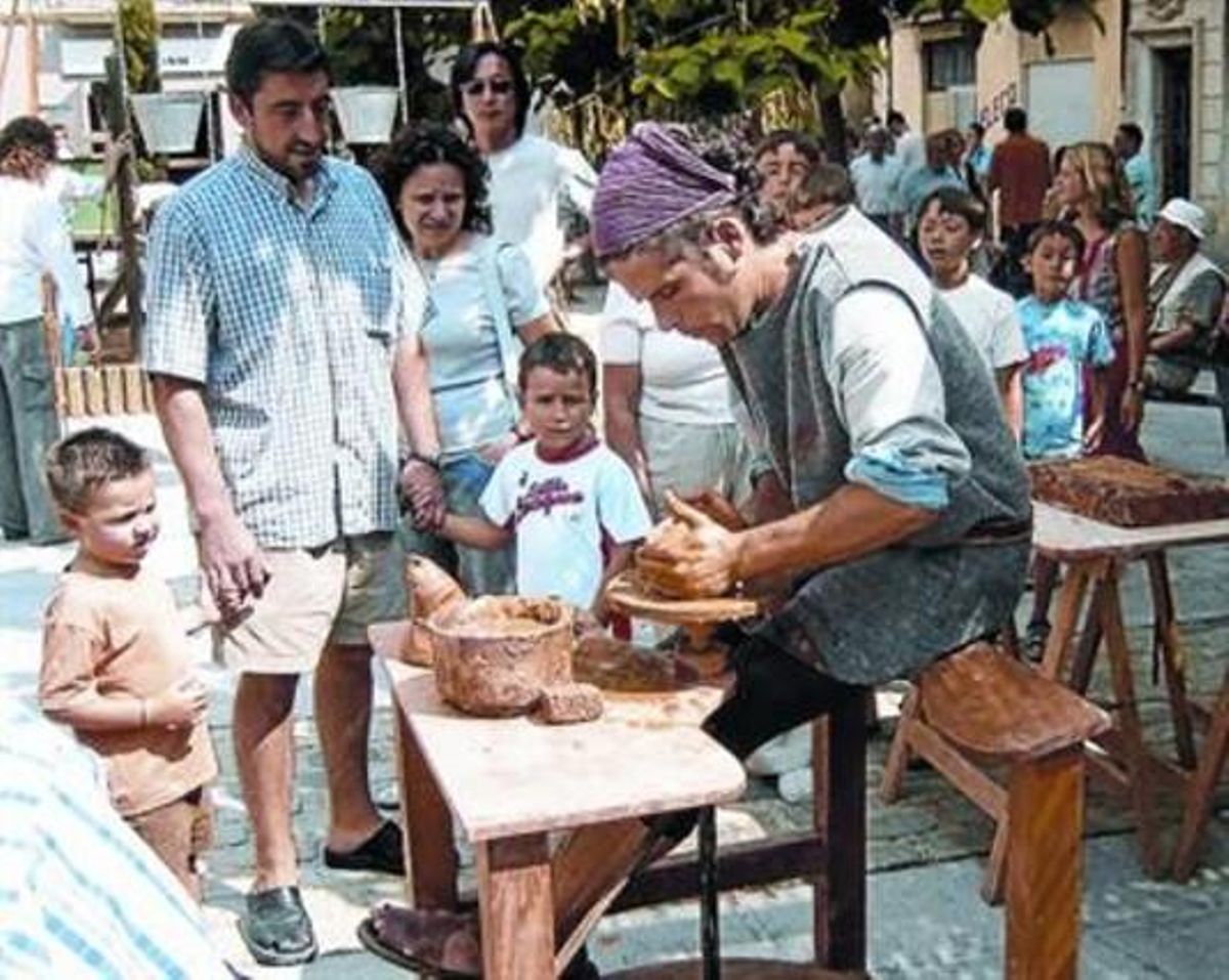 Escenas de una edición anterior de la feria, con demostración del oficio de alfarero y, arriba, un músico ambulante.