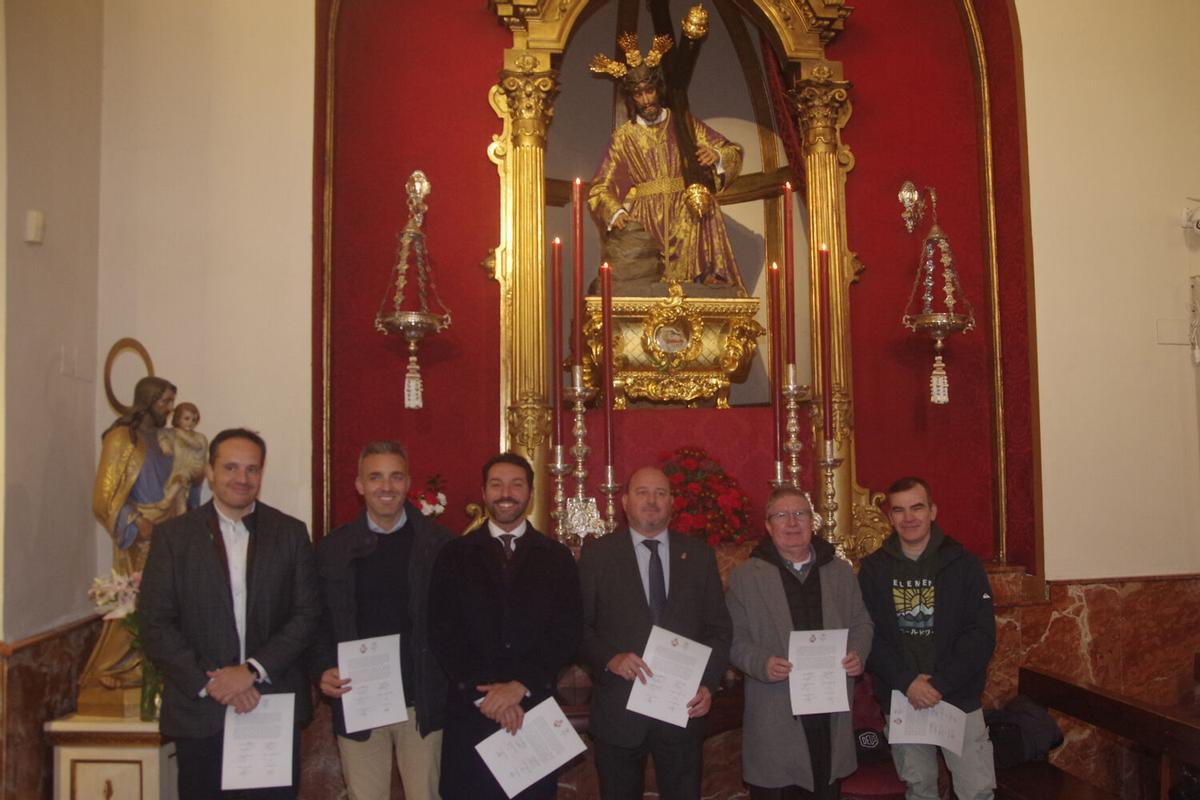 Firma del contrato para la realización de 'La Cruz del Mundo', sobre la que girará la celebración del L Aniversario de la bendición del Nazareno de los Pasos en el Monte Calvario, de la cofradía del Rocío