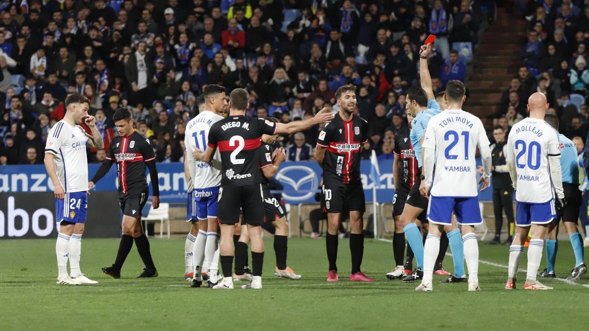 Caparrós Hernández muestra la roja a Jairo en el Zaragoza-Cartagena.