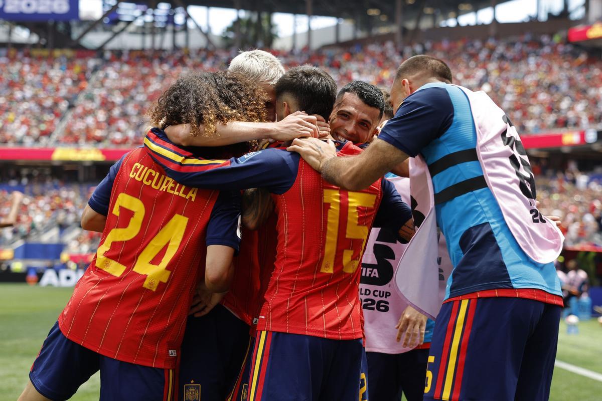 AMDEP7797. LOS ÁNGELES (ESTADOS UNIDOS), 02/07/2026.- Jugadores de España celebran un gol de Pedro Porro (2-d) este jueves, en un partido por los dieciseisavos de final del Mundial de la FIFA 2026 entre España y Austria en el estadio SoFi en Los Ángeles (Estados Unidos). EFE/ Lavandeira Jr