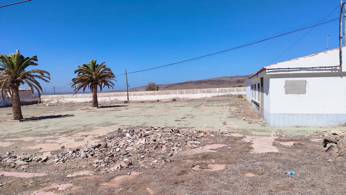 Solar que el Ayuntamiento cederá al Gobierno donde se encuentran las dos palmeras que debe ser trasplantadas.