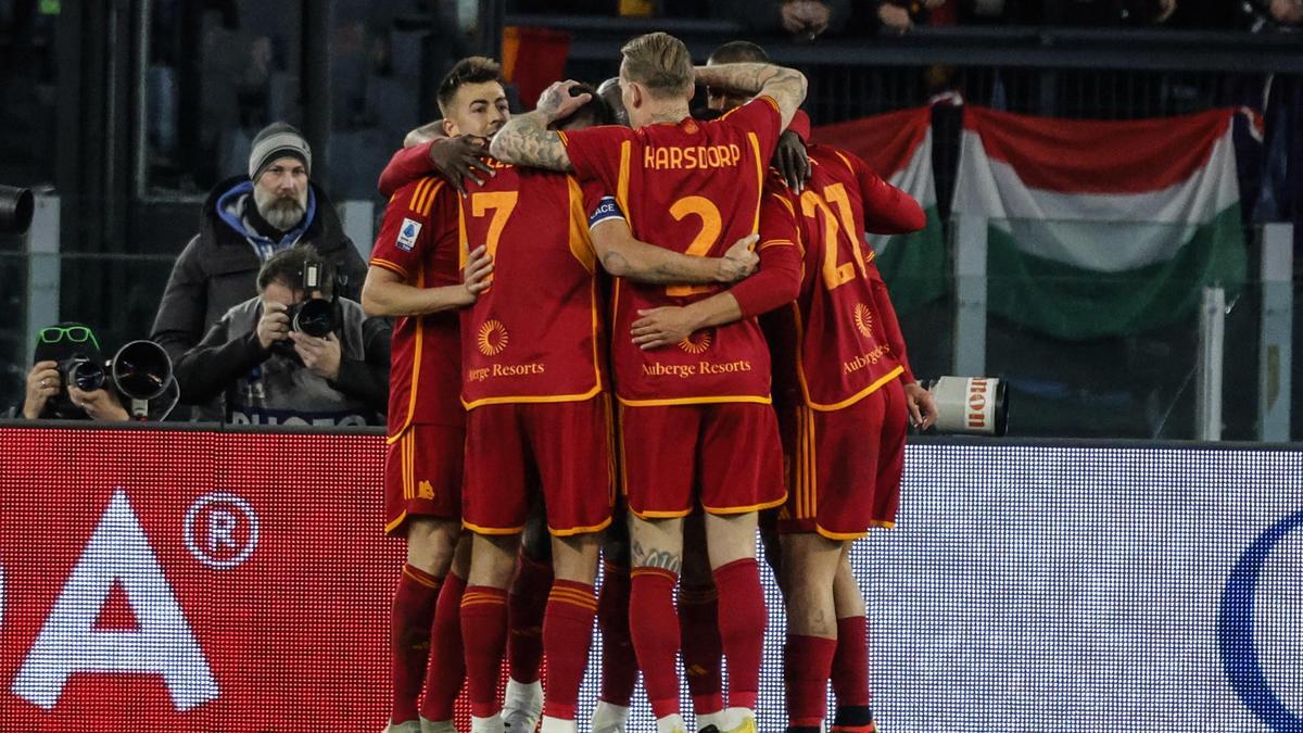 Los jugadores de la Roma celebran un gol ante el Hellas Verona
