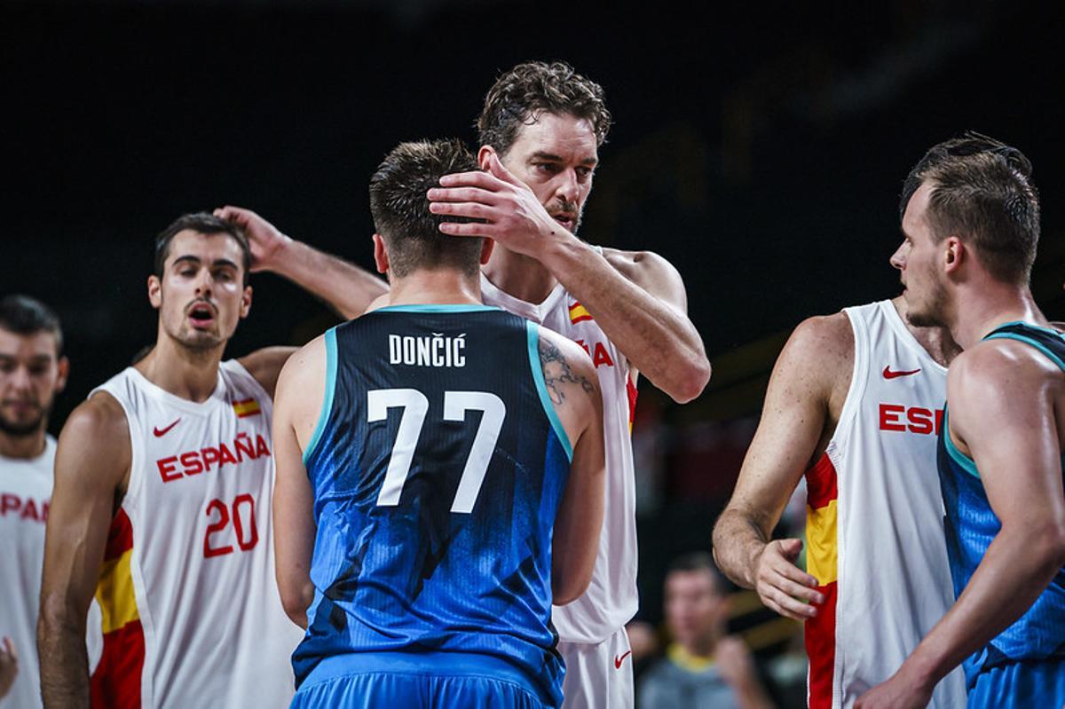 Pau Gasol felicita a Doncic tras la derrota de la selección frente a Eslovenia