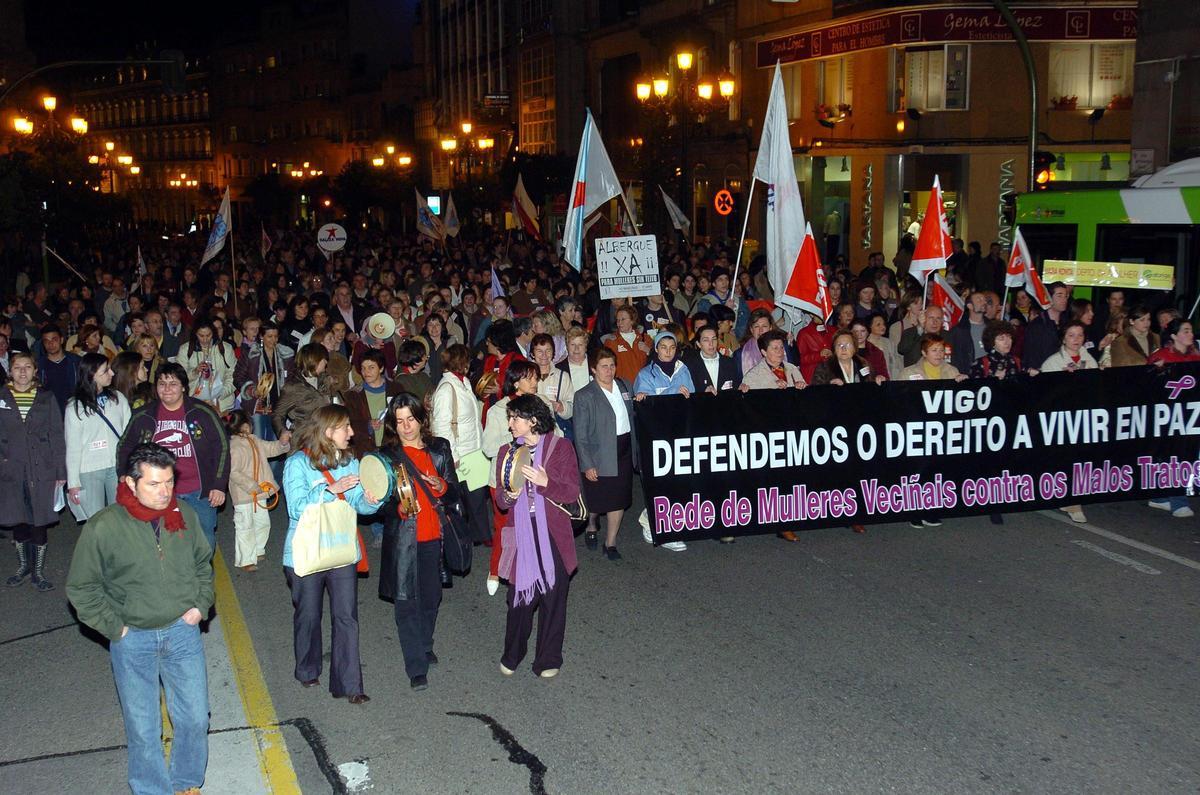 Asistentes a la manifestación por el 8M en Vigo en 2004
