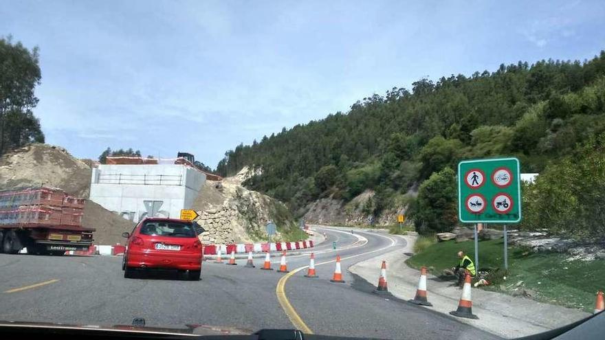 El corte del Corredor de ayer en la rotonda de Domaio. // Gonzalo Núñez