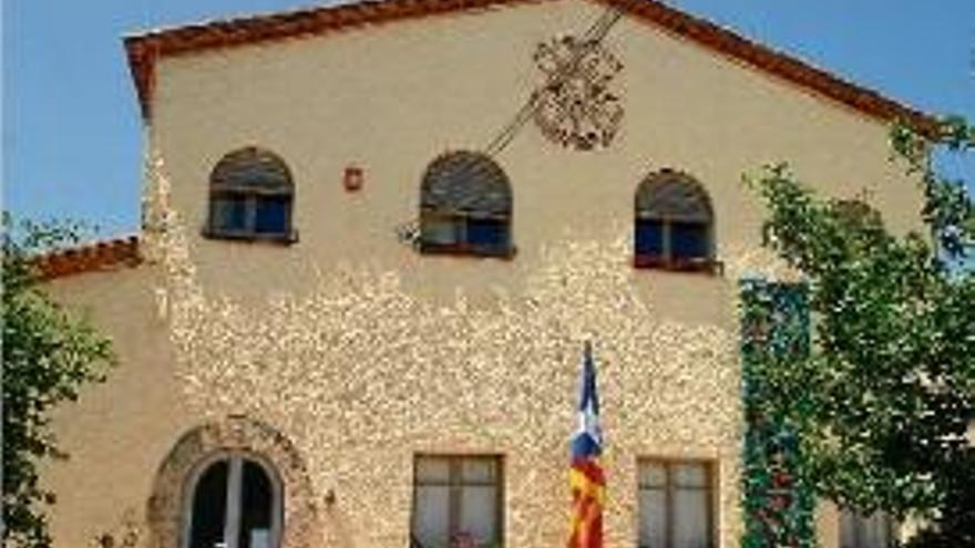 La façana de l&#039;escola El Frigolet, de Porqueres, ahir amb l&#039;estelada.